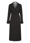 Schwarzes Wickelkleid mit langen Ärmeln und weißen Punkten, ausgestattet mit einem V-Ausschnitt und einer gebundenen Taille. Glatte Stofftextur.