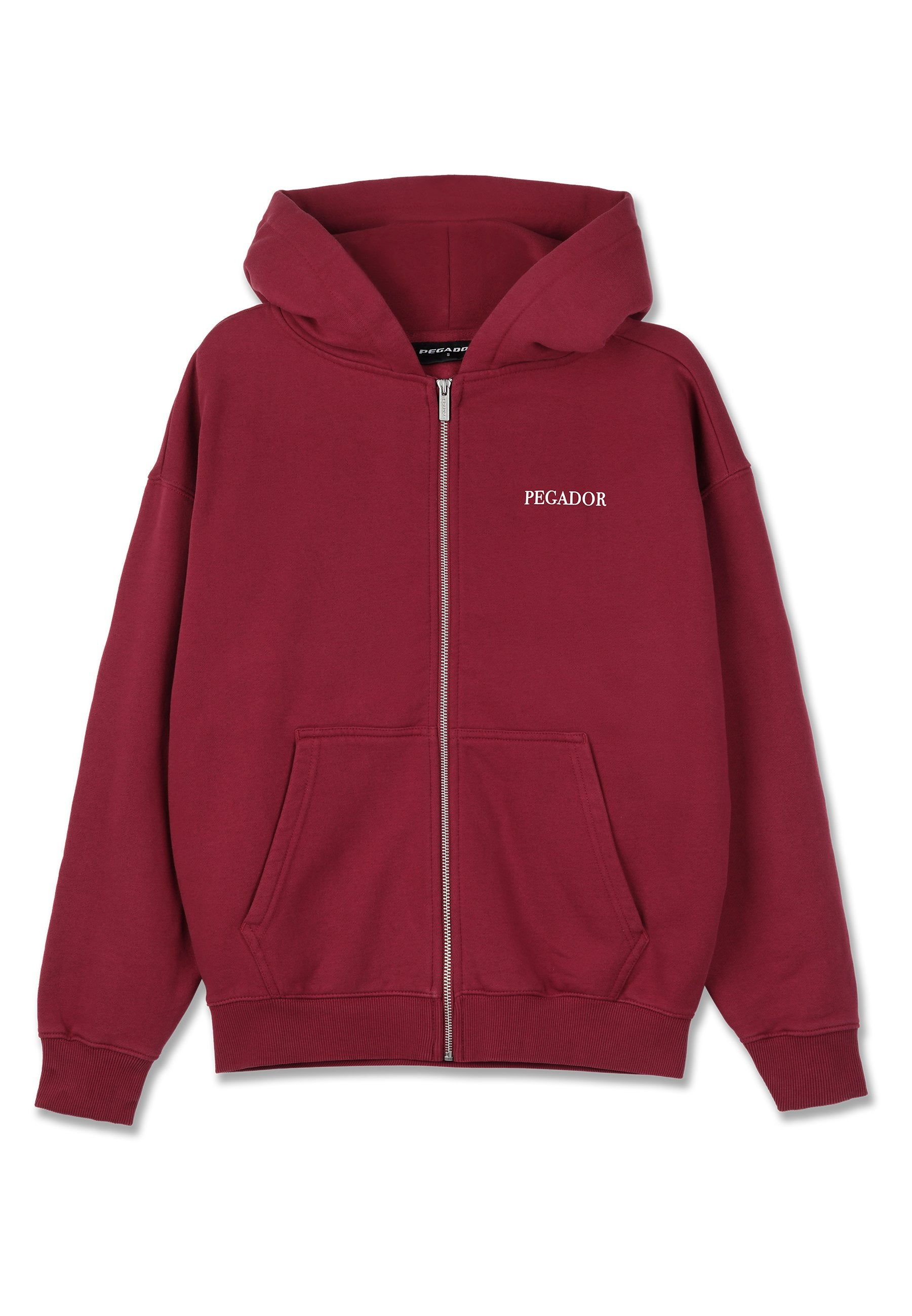 Bordeauxfarbener Reißverschluss-Hoodie aus weichem Stoff, ausgestattet mit einer geräumigen Kapuze, Fronttaschen und dem weißen "PEGADOR"-Logo auf der linken Brust.
