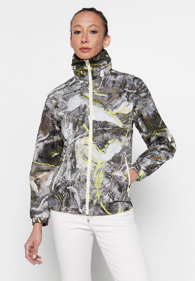 Wasserfeste Jacke mit dynamischem, abstraktem Muster in Grau, Weiß und Gelb, ausgestattet mit hohem Kragen, Reißverschluss und elastischen Bündchen.