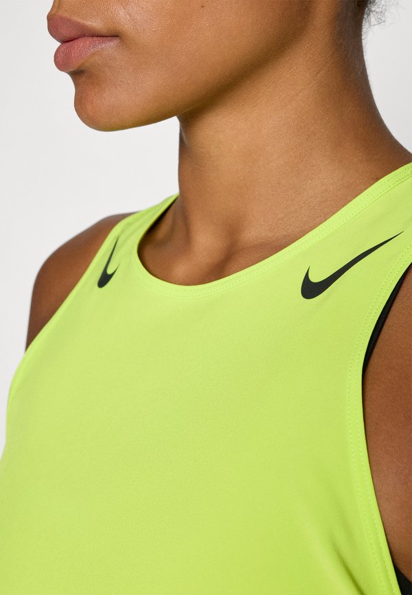 Nike Performance AEROSWIFT