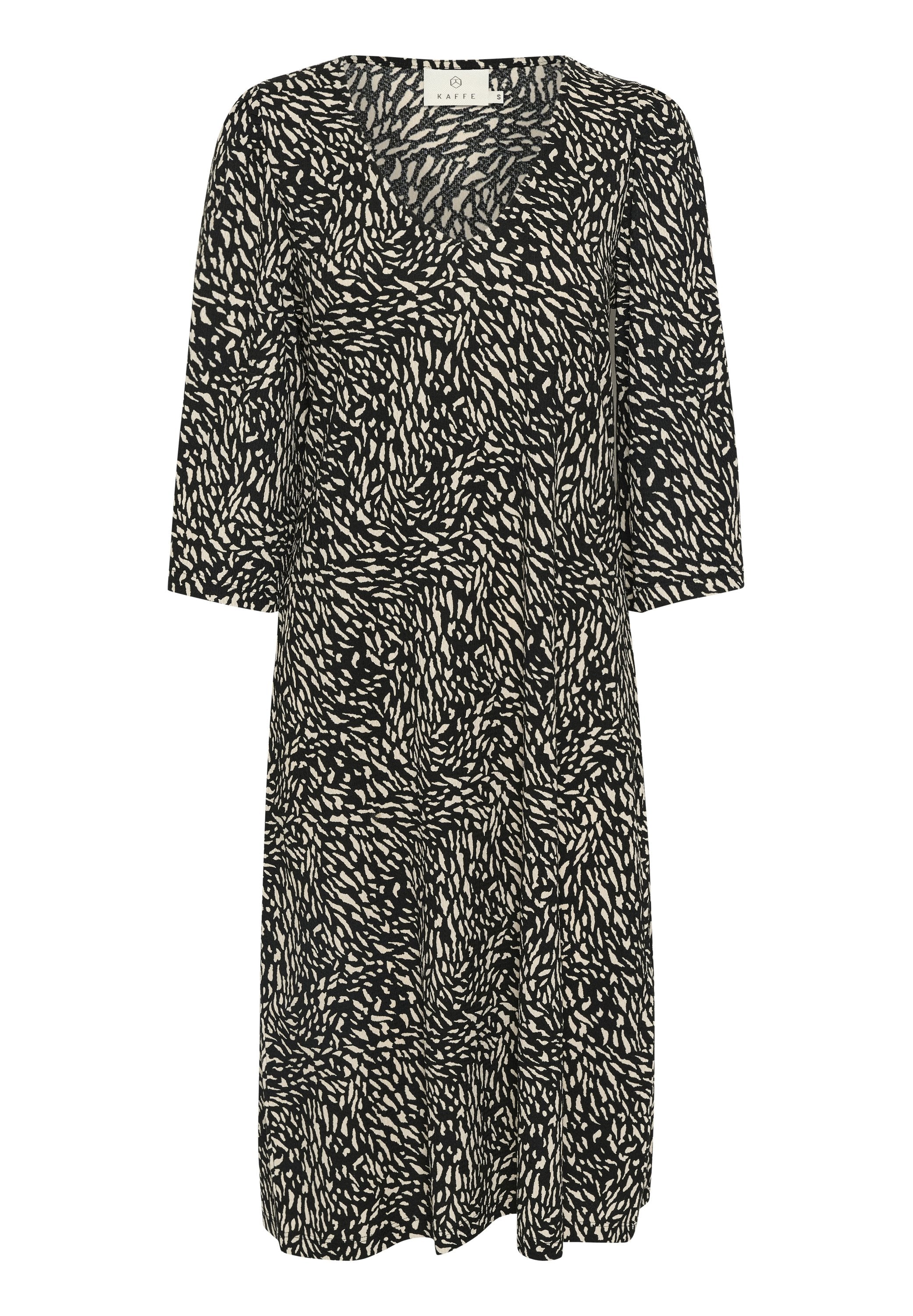 Schwarzes Kleid mit einem strukturierten Muster in Creme, mit V-Ausschnitt, Dreiviertelärmel und lockerem Schnitt. Der Stoff ist leicht.