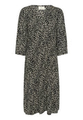 Schwarzes Kleid mit einem strukturierten Muster in Creme, mit V-Ausschnitt, Dreiviertelärmel und lockerem Schnitt. Der Stoff ist leicht.