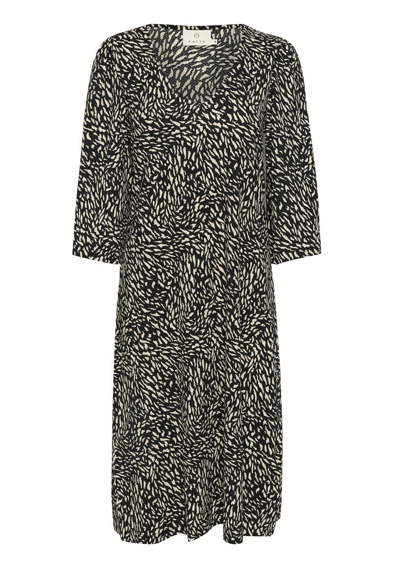 Schwarzes Kleid mit einem strukturierten Muster in Creme, mit V-Ausschnitt, Dreiviertelärmel und lockerem Schnitt. Der Stoff ist leicht.