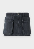 Schwarzer Denimrock mit schmaler Taille, Knopfverschluss, zwei großen Fronttaschen und kontrastierenden Nähte.