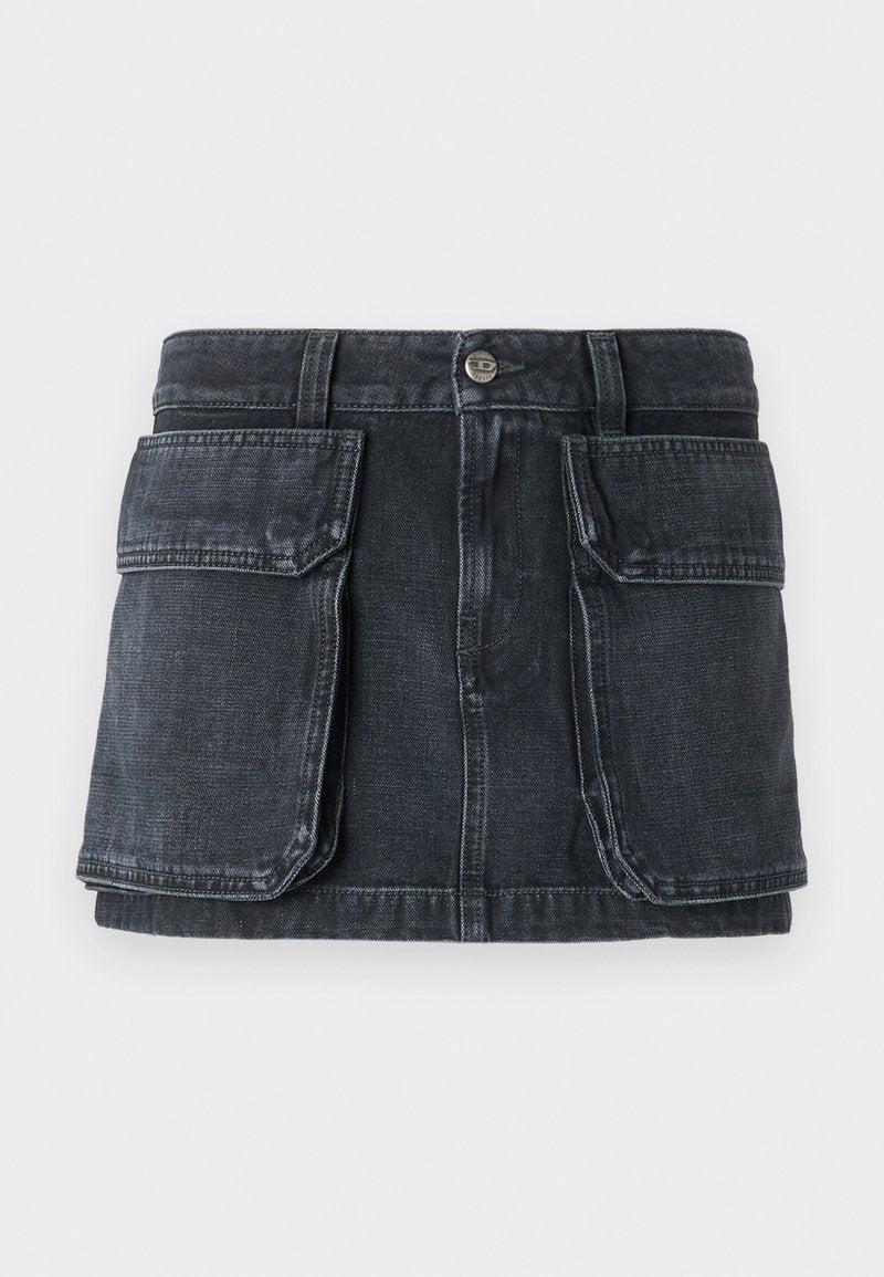 Schwarzer Denimrock mit schmaler Taille, Knopfverschluss, zwei großen Fronttaschen und kontrastierenden Nähte.