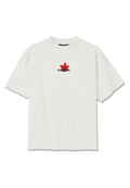Schlichtes weißes T-Shirt mit kurzen Ärmeln, auf der Brust mittig ein rotes Ahornblatt und schwarzer Text.