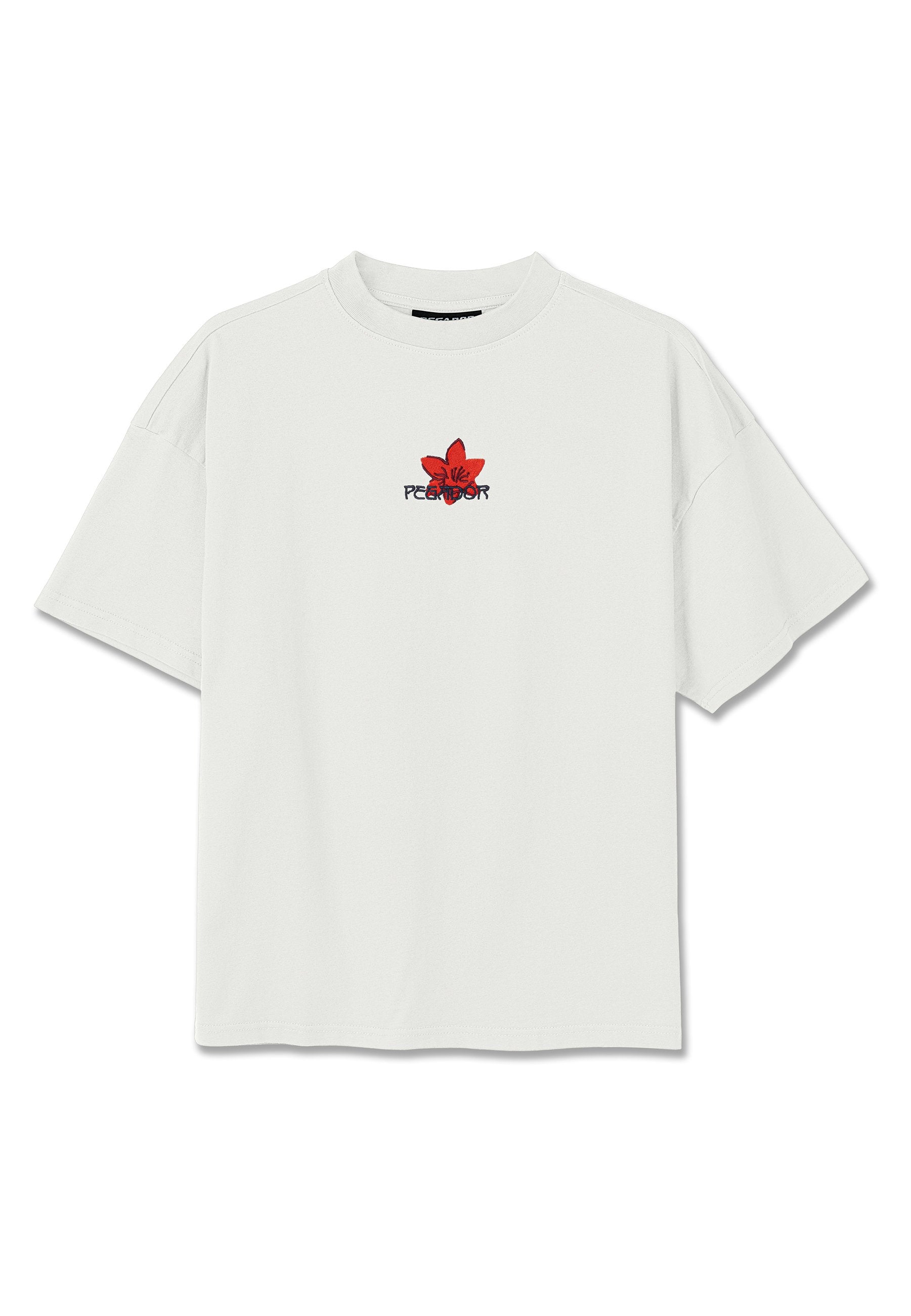 Schlichtes weißes T-Shirt mit kurzen Ärmeln, auf der Brust mittig ein rotes Ahornblatt und schwarzer Text.