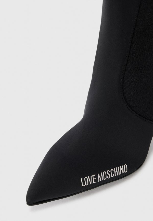 Love Moschino