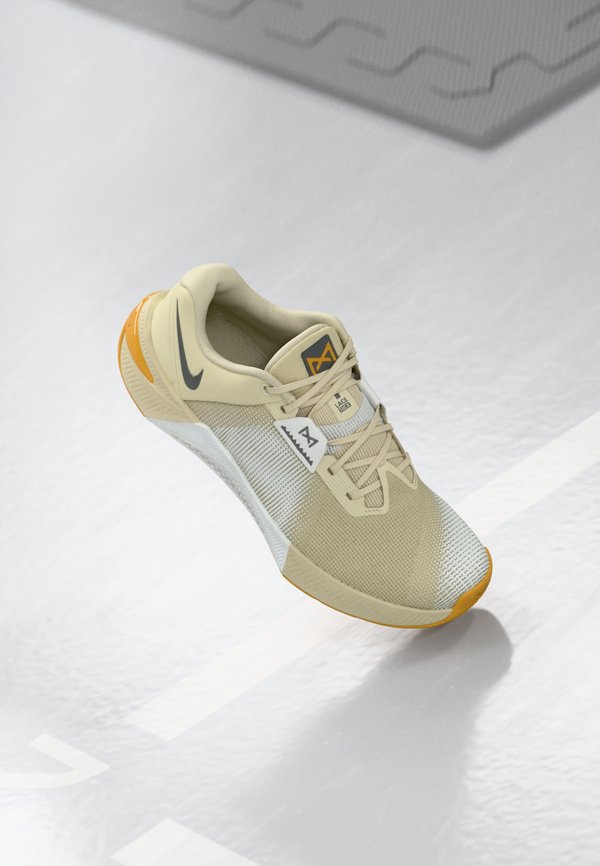Nike Performance METCON 10 - Training shoe - light khaki/iron grey/gold-coloured leaf