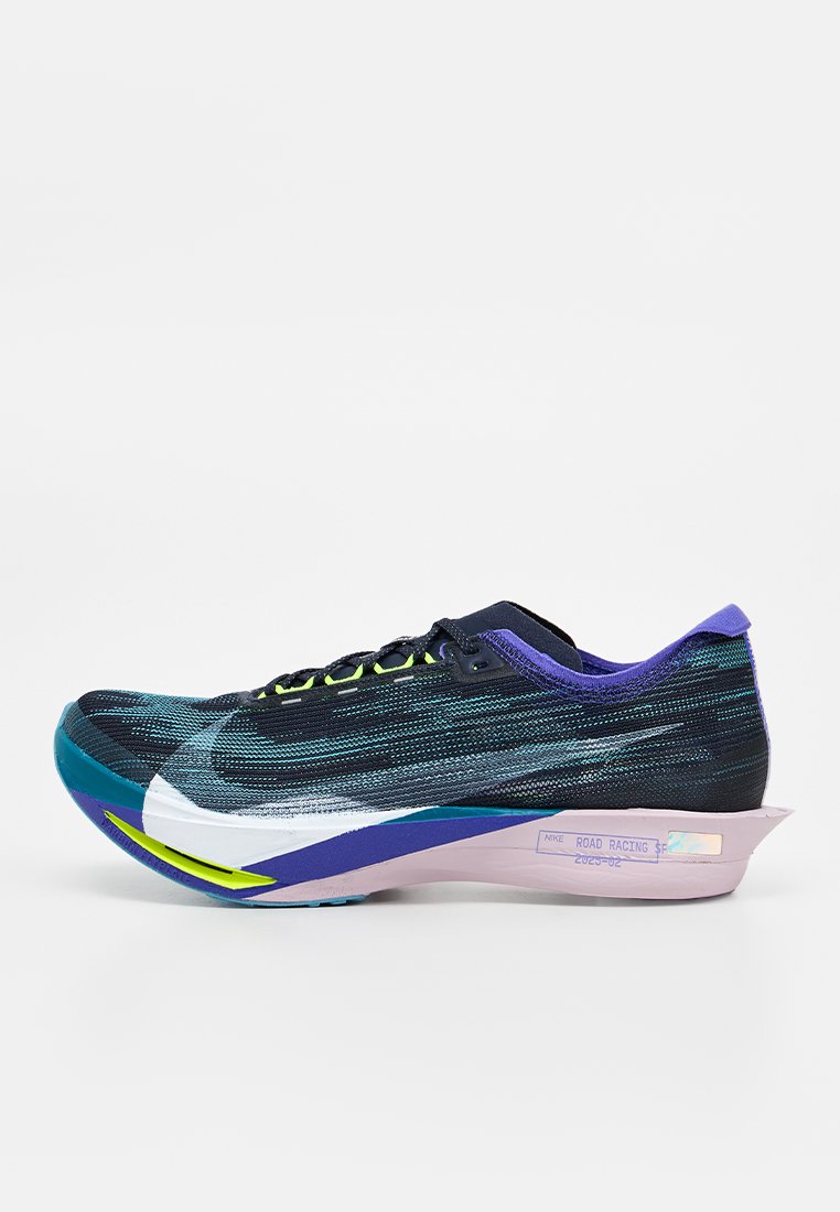Dunkelblauer und violetter Nike Straßenlaufschuh mit neongrünen Akzenten und dicker schräger Sohle, von der Seite auf weißem Hintergrund gesehen.