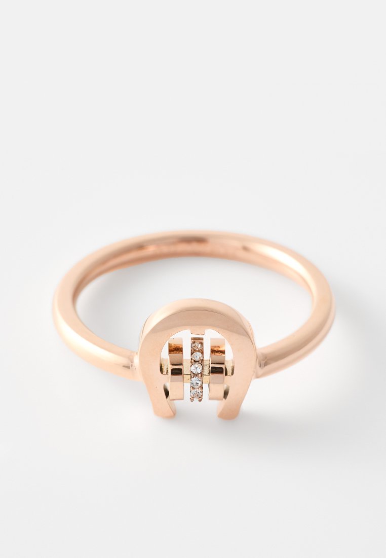 Ring aus Roségold mit minimalistischer Gestaltung, glattem Band, offener Bogen und drei eingelassenen klaren Steinen in der Mitte.