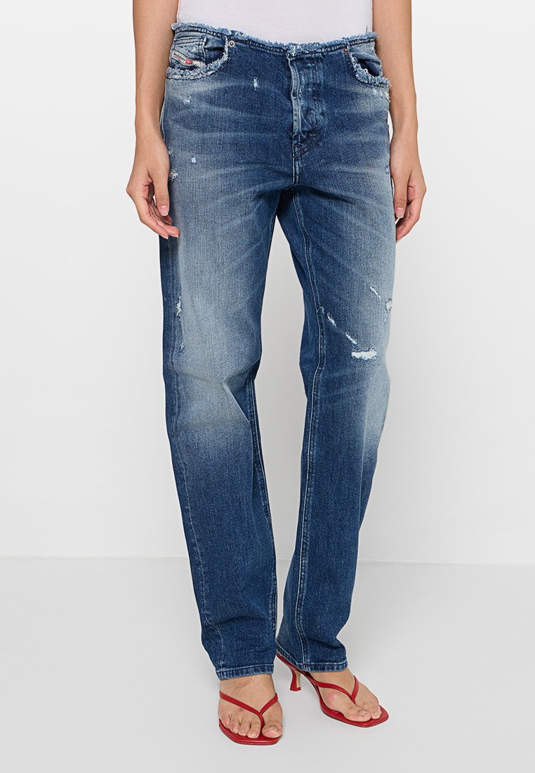 Blaue Jeans aus Denim mit lockerer Passform, angedeuteten Gebrauchsspuren und ausgefranstem Bund. Verfügt über vordere Taschen und dezente Farbverblassung.