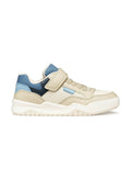 Beiger Sneaker mit einem Obermaterial aus strukturiertem Stoff, blauen Akzenten und einem Klettverschluss. Verfügt über eine weiße Gummisohle und ein sportliches Design.