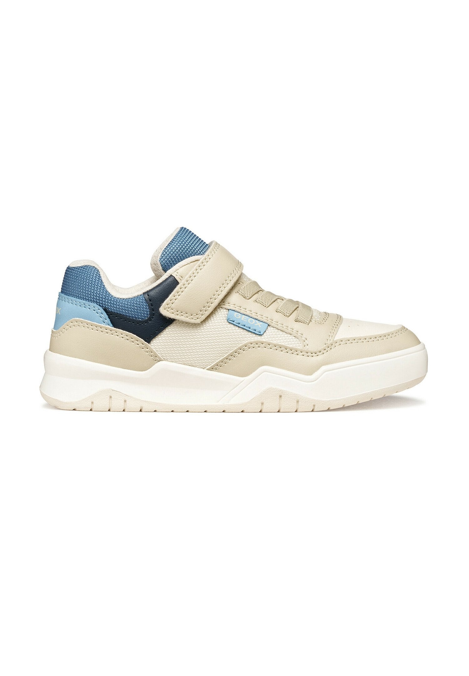 Beiger Sneaker mit einem Obermaterial aus strukturiertem Stoff, blauen Akzenten und einem Klettverschluss. Verfügt über eine weiße Gummisohle und ein sportliches Design.