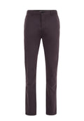 Dunkelgraue Baumwollhose im Slim-Fit-Schnitt, mit Knopfverschluss, Gürtelschlaufen und geraden Beinen. Glatte Textur, keine sichtbaren Muster.