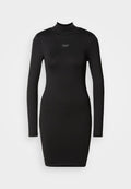 Schwarzes langärmeliges Bodycon-Kleid mit hohem Kragen. Aus glattem Stoff gefertigt, mit einem dezenten Logo-Detail auf der Brust. Einfaches Design.