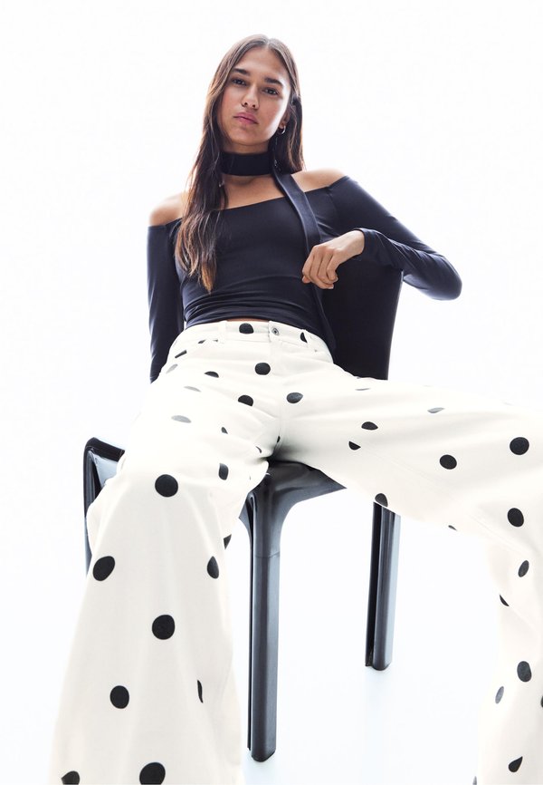 Bershka RELAXED FIT - Relaxed fit jeans - white