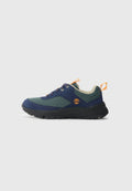 Wanderschuhe aus dunkelblauem und grünem Mesh, mit einer schwarzen Gummisohle, orangefarbenen Akzenten und einem Logo an der Seite.