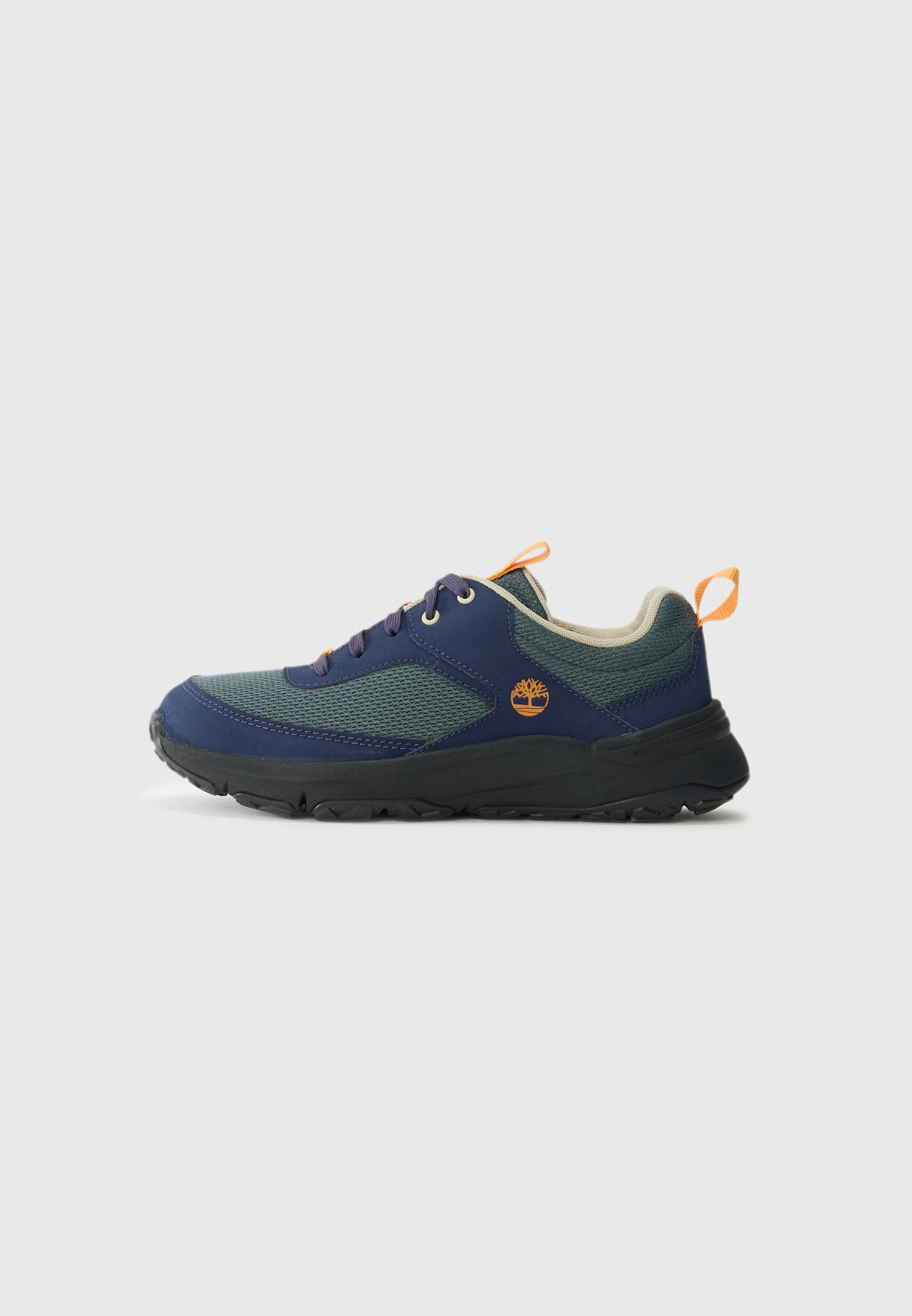 Wanderschuhe aus dunkelblauem und grünem Mesh, mit einer schwarzen Gummisohle, orangefarbenen Akzenten und einem Logo an der Seite.