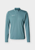 Hellblauer athletischer Pullover mit langen Ärmeln, Viertelreißverschluss und weißem Nike-Swoosh-Logo auf der linken Brust.
