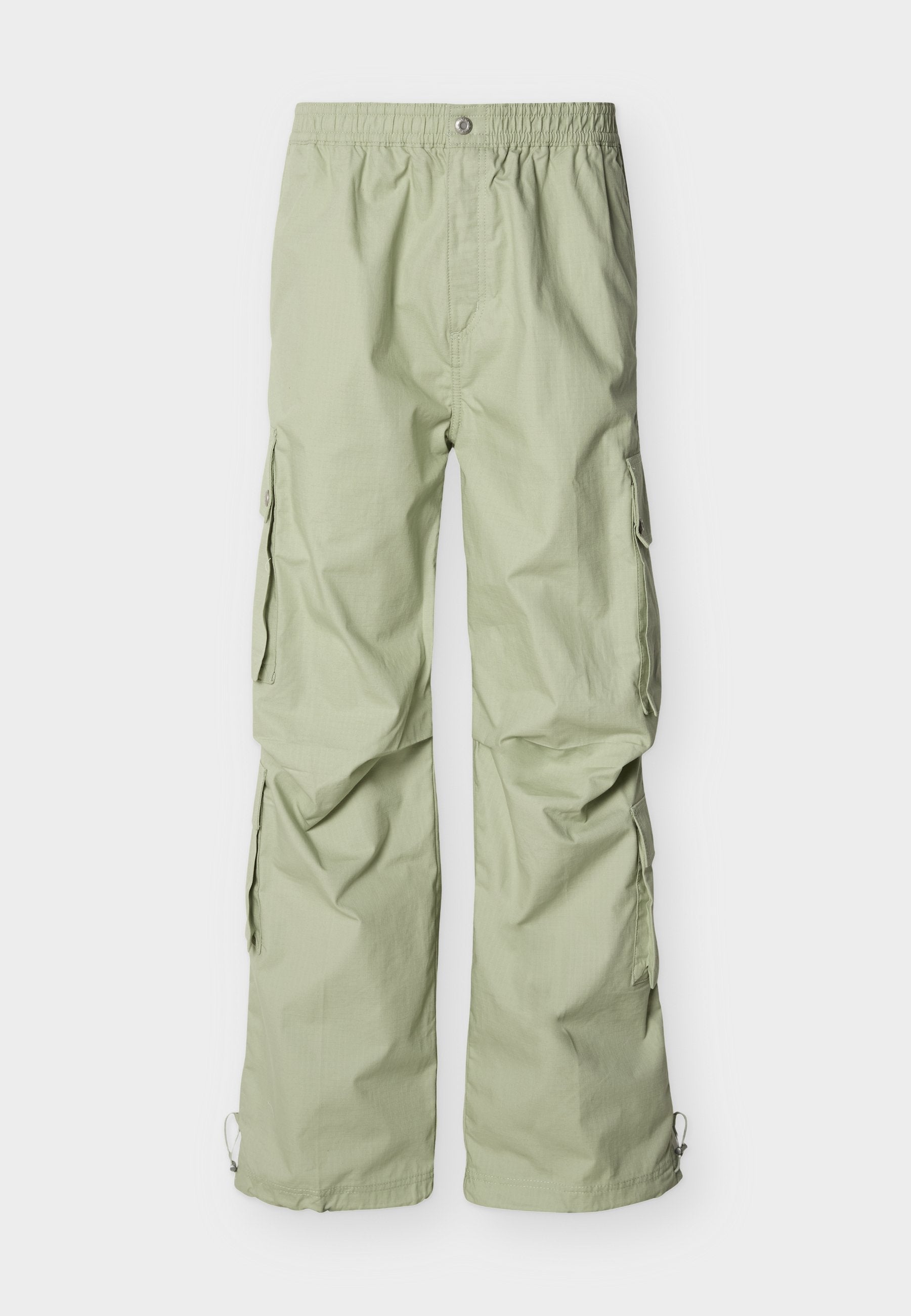 Hellgrüne Cargo-Hose mit elastischem Bund, Seitentaschen und lockerem Schnitt. Das Material hat eine glatte Textur und einen leichten Glanz.