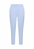 Helle blaue, maßgeschneiderte Hose mit glatter Textur, flachem Frontbereich, zwei Falten und schmal geschnittenem Bein.