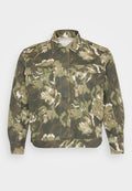 Militärstil Hemdjacke im grünen Camouflage-Muster. Mit Nietenakzenten am Kragen und an den Bündchen, zwei Brusttaschen und langen Ärmeln.