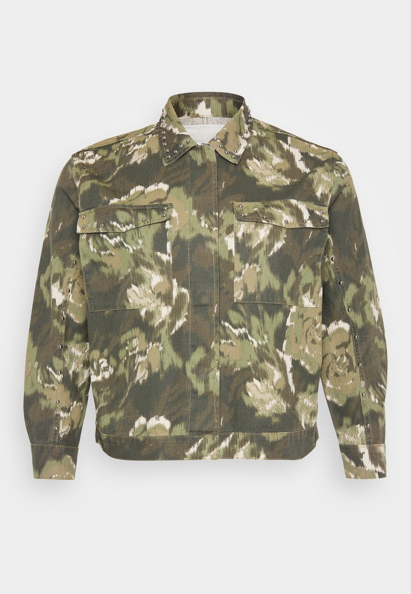 Militärstil Hemdjacke im grünen Camouflage-Muster. Mit Nietenakzenten am Kragen und an den Bündchen, zwei Brusttaschen und langen Ärmeln.