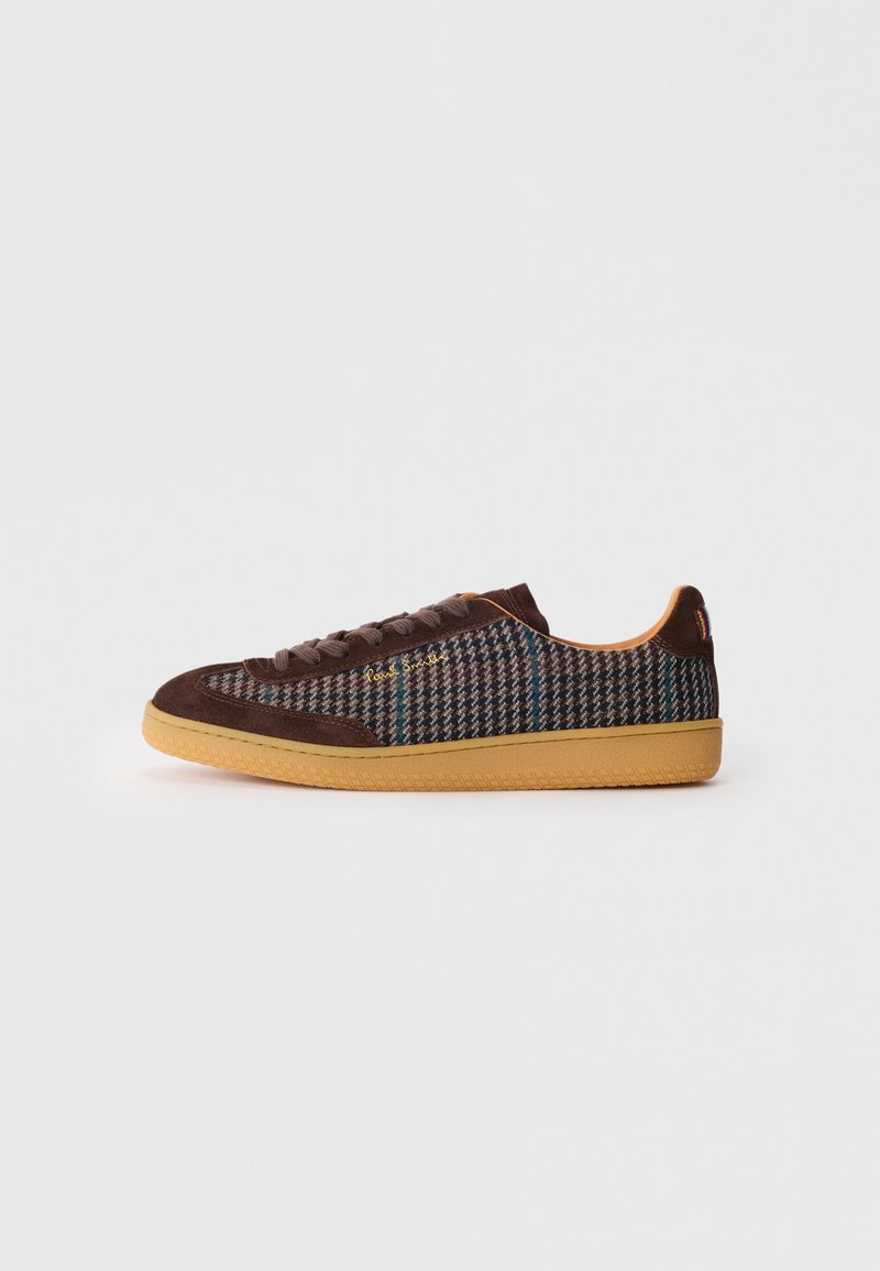 Low-Top Sneaker mit braunem Wildlederbesatz, Obermaterial aus Hahnentrittmuster, Gummisohle, abgerundeter Zehenpartie und goldenem "Paul Smith"-Logo an der Seite.