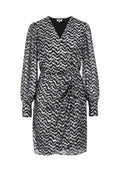 Schwarz-weißes Kleid mit Zickzackmuster, V-Ausschnitt, langen Puffärmeln, tailliertem Schnitt und seitlichem Bindeband. Aus leichtem Stoff gefertigt.