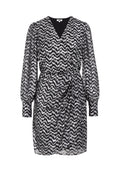 Schwarz-weißes Kleid mit Zickzackmuster, V-Ausschnitt, langen Puffärmeln, tailliertem Schnitt und seitlichem Bindeband. Aus leichtem Stoff gefertigt.