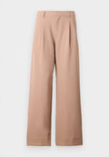 Beige weite Hose mit Gürtelschlaufen, Falten an der Taille und flachem Frontdesign, vor einem schlichten weißen Hintergrund präsentiert.
