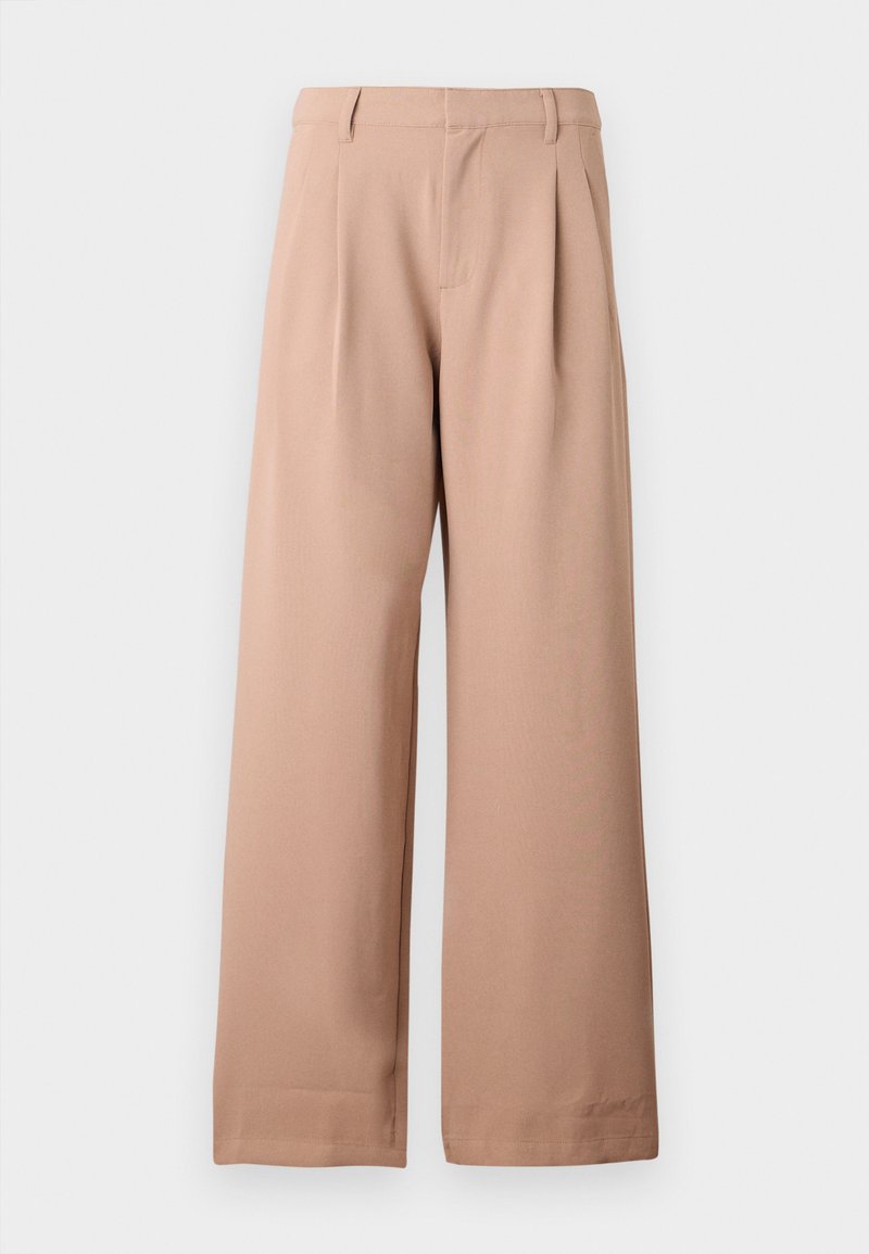 Beige weite Hose mit Gürtelschlaufen, Falten an der Taille und flachem Frontdesign, vor einem schlichten weißen Hintergrund präsentiert.