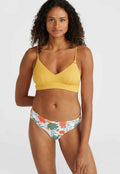 Gelber Bikini-Oberteil mit V-Ausschnitt und dünnen Trägern, kombiniert mit floral gemusterten, niedrig geschnittenen Bikiniunterteilen in Grün, Orange und Weiß.