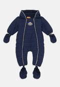 Marineblauer, wattierter Baby-Schneeanzug mit Kapuze, abnehmbaren Fäustlingen, Stiefelchen, doppelten Front-Reißverschlüssen und Timberland-Logo auf der Brust.