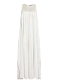 Weißes Maxikleid mit strukturierter gehäkelter Halslinie, plissiertem Stoff, ärmellosem Design und fließender Silhouette. Weiches, leichtes Material.