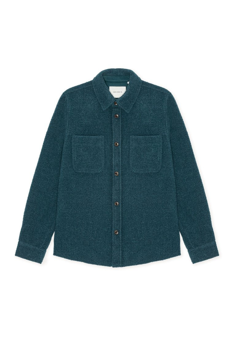 Tealfarbener Wollhemdjacke mit einem Kragen, zwei Brusttaschen, durchgehender Knopfleiste und langen Ärmeln mit Knopfmanschetten.