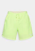 Neongrüne Sportshorts mit elastischem Bund, verstellbarem Kordelzug, Seitentaschen und einem kleinen reflektierenden Nike-Logo unten rechts.
