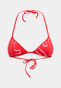 Roter, dreieckiger Bikini-Oberteil mit transparenten Akzenten, verstellbaren Bändern am Hals und am Rücken, glatte Textur und auffälliges Design.
