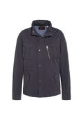 Dunkelblaues Jacket aus glattem Stoff, mit hohem Kragen, mehreren Taschen, einem Vorderreißverschluss und Knopfverschluss.