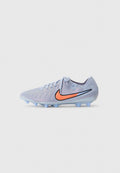 Helle blaue Fußballschuhe mit texturierten Oberflächen, schwarzem und orangefarbenem Nike-Swoosh sowie durchsichtigen blauen Stollen für Grip.