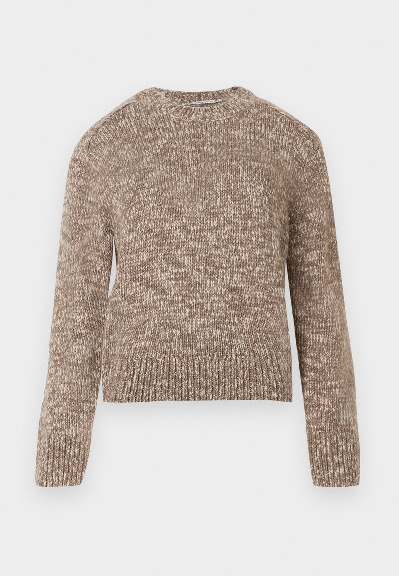 Brauner gestrickter Pullover mit strukturiertem Muster, rundem Ausschnitt und langen Ärmeln. Gerippter Saum und Bündchen. Weicher, grober Stoff.