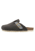 Graue Wollslipper mit Korkfußbett, ausgestattet mit einem grauen Riemen und einer goldenen Schnalle. Weiche Textur und runde Form mit einer Gummisohle.