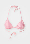 Rosa Bikini-Oberteil mit dreieckigem Design, aus glattem, dehnbarem Stoff. Verfügt über dünne Bänder zur Anpassung und hat einen leichten Glanz.