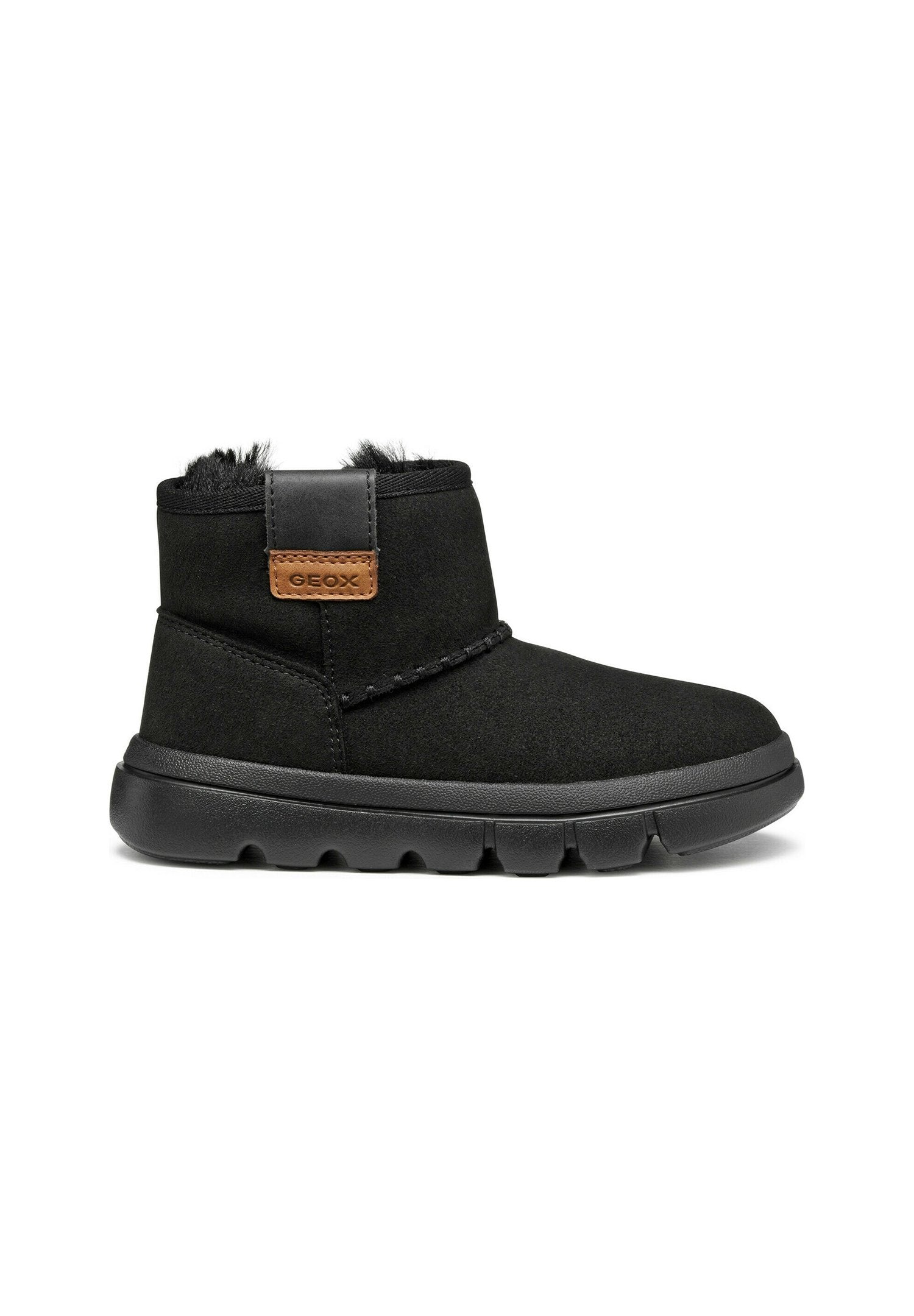 Schwarze Knöchelstiefel aus weichem Wildleder, mit einem Kragen aus Kunstfell, Lederakzenten und einer strukturierten Gummisohle mit ausgeprägtem Profil.