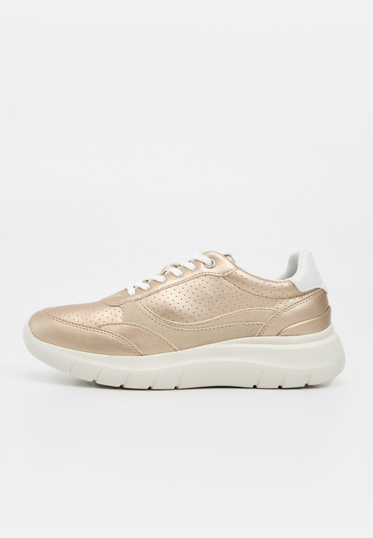 Beige metallic Sneaker mit niedrigem Schaft, weißen Schnürsenkeln, perforierten Seiten, gepolsterter weißer Sohle und weiß gepolstertem Fersenkragen.