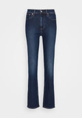 Dunkelblaue Denimjeans mit geradem Bein, ausgestattet mit einem Knopfverschluss, Gürtelschlaufen und Vordertaschen. Glatte Textur mit minimaler Gestaltung.
