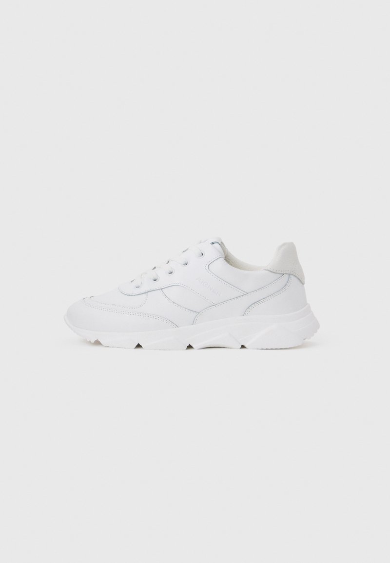Weißer Sneaker mit niedrigem Schaft, Schnürung vorne, gepolstertem Kragen und strukturierter Sohle auf hellgrauem Hintergrund.
