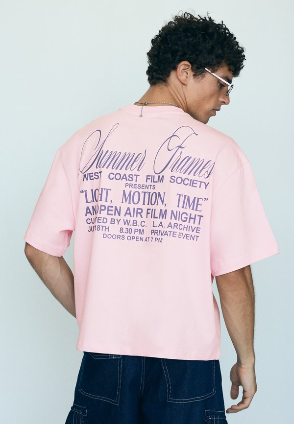 Bershka SHORT SLEEVE BOXY-FIT - PRINT T-SHIRT - Print T-shirt - light pink