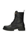 Schwarze Leder-Stiefelette mit strukturiertem Finish, runder Spitze, sechs Ösen und einer Zuglasche. Verfügt über eine dicke Gummisohle und goldene Akzente.